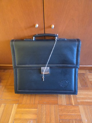 Maletín de cuero negro