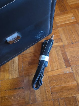 Maletín de cuero negro