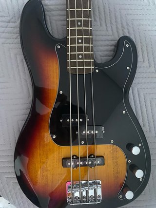 Bajo Eléctrico Sunburst con Correa