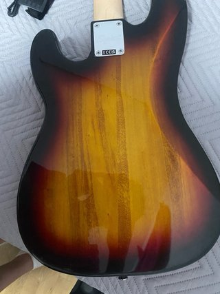 Bajo Eléctrico Sunburst con Correa