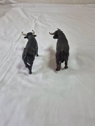 Juguetes de toros negros