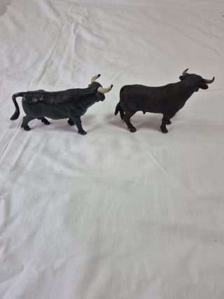 Juguetes de toros negros