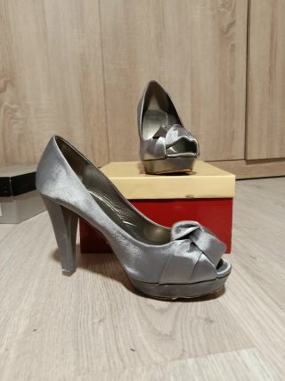 Zapatos de fiesta plateados con lazo