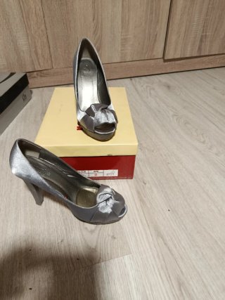 Zapatos de fiesta plateados con lazo