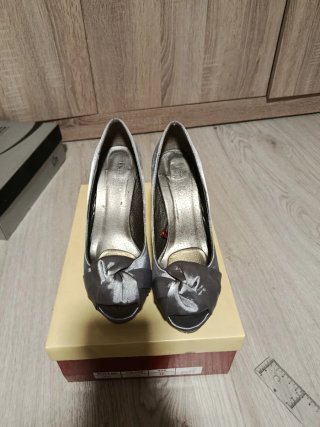 Zapatos de fiesta plateados con lazo