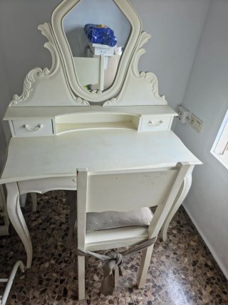Toeletta per trucco con specchio e sedia