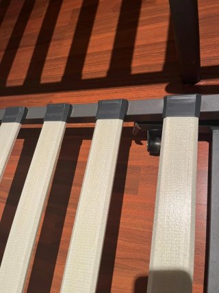 Cama nido 190x90,tiene alguna lámina suelta de un