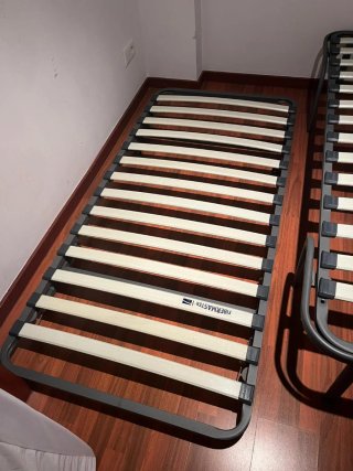 Cama nido 190x90,tiene alguna lámina suelta de un