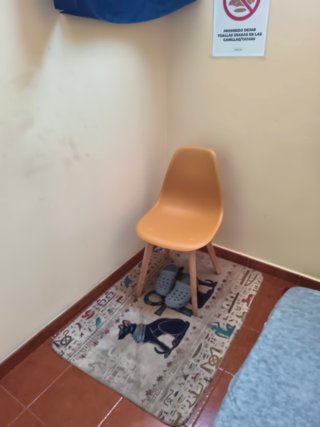 Silla de madera naranja Ikea