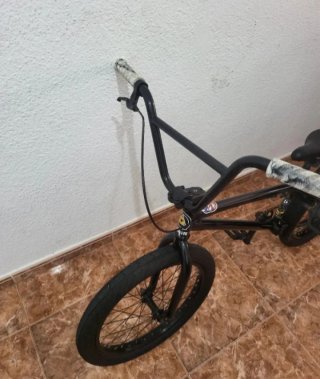 Bicicleta BMX Negra