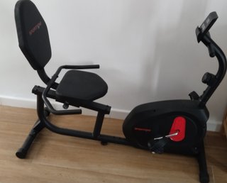 Bicicleta estática con respaldo