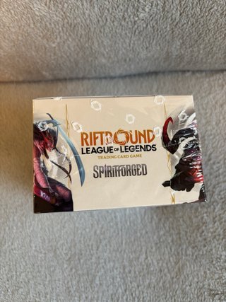 Riftbound LoL Spiritforged Booster diaplay SELLADO