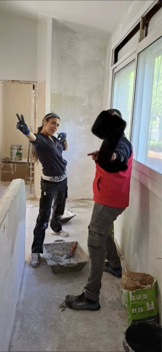 Chica reforma casas