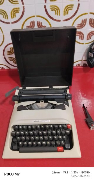 Máquina de escribir Olivetti Lettera 12