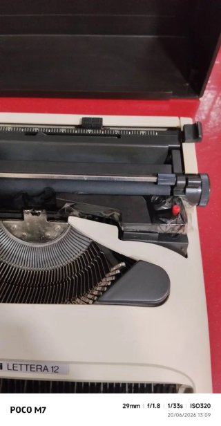Máquina de escribir Olivetti Lettera 12