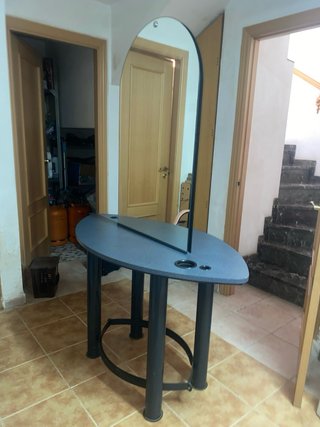 Tocador de peluquería con espejo y silla