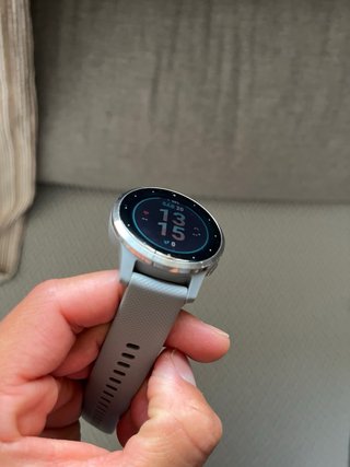 Reloj Garmin Vivoactive 4S Gris y 2 pulseras.
