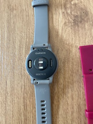 Reloj Garmin Vivoactive 4S Gris y 2 pulseras.