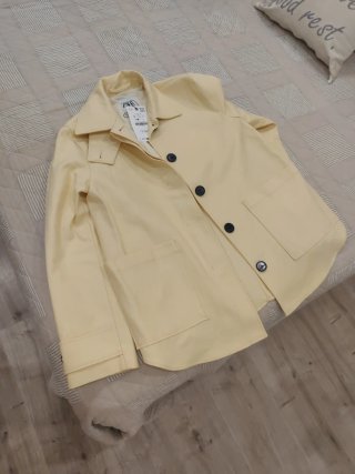 Chaqueta Zara amarillo mantequilla con etiqueta