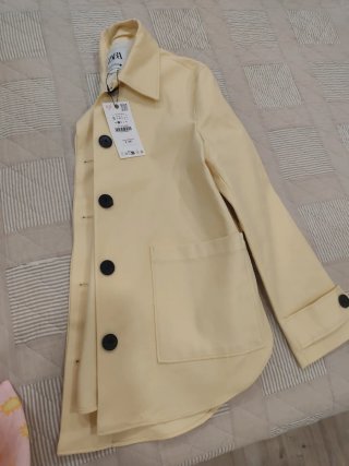 Chaqueta Zara amarillo mantequilla con etiqueta