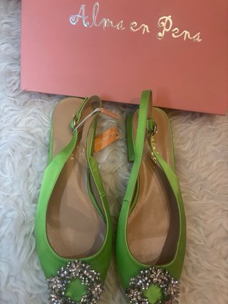 Sandalias Alma en Pena verdes con pedrería