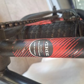 Bici BMX Negra con Rines Rojos