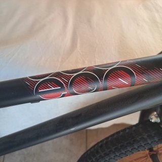 Bici BMX Negra con Rines Rojos