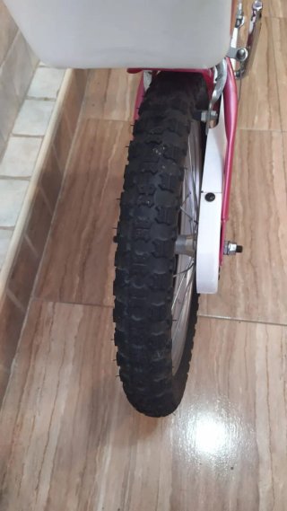 Bicicleta infantil rosa con asiento para muñecas