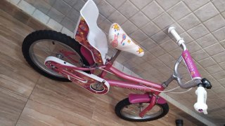 Bicicleta infantil rosa con asiento para muñecas
