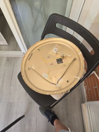 Lámpara de techo dorada con 2 tulipa,25 e cada una
