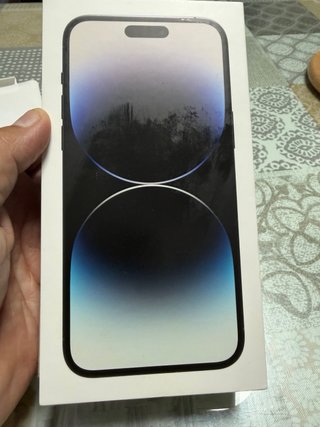 iPhone 14 Pro Max con cargador magsafe