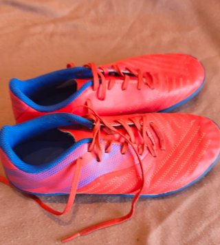 Botas de fútbol Kipsta Naranja y Azul