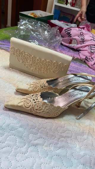 Tacones y bolso de fiesta beige