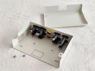 Caja conexiones AV: HDMI, VGA, RCA, USB, RJ45