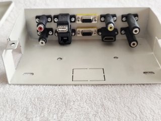 Caja conexiones AV: HDMI, VGA, RCA, USB, RJ45