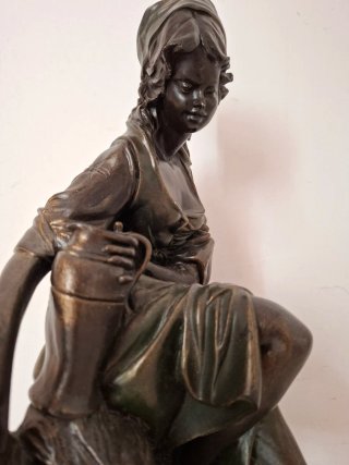 Escultura mujer con cántaro, resina patina bronce