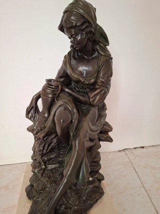 Escultura mujer con cántaro, resina patina bronce