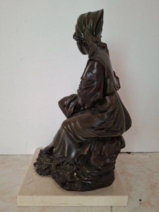 Escultura mujer con cántaro, resina patina bronce