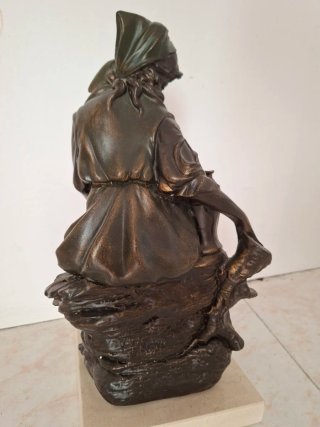 Escultura mujer con cántaro, resina patina bronce
