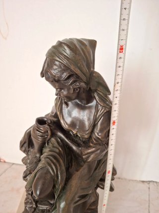 Escultura mujer con cántaro, resina patina bronce