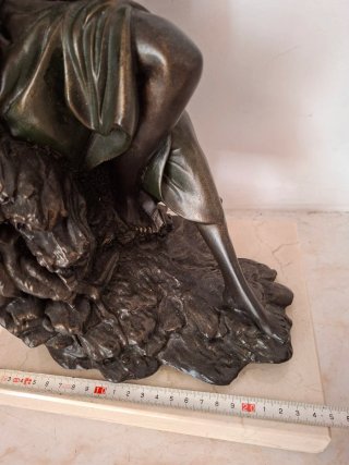 Escultura mujer con cántaro, resina patina bronce