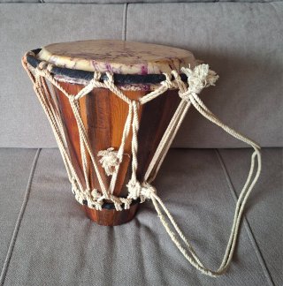 Timbal africano de madera y piel