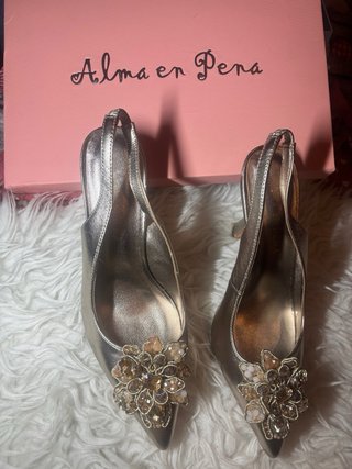 Sandalias Alma en Pena doradas con pedrería