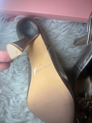 Sandalias Alma en Pena doradas con pedrería