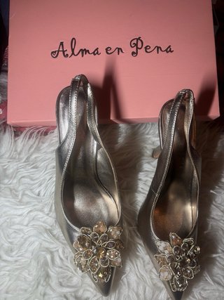 Sandalias Alma en Pena doradas con pedrería