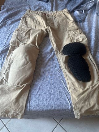 Pantaloni da moto beige con protezioni