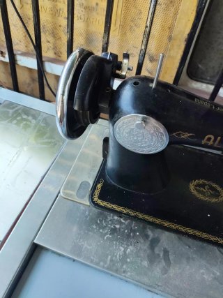 Máquina de coser Alfa antigua