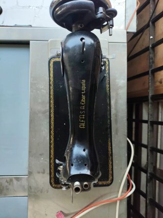 Máquina de coser Alfa antigua