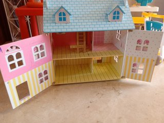 Casita de muñecas de madera