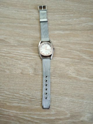 Reloj dorado con brilantes